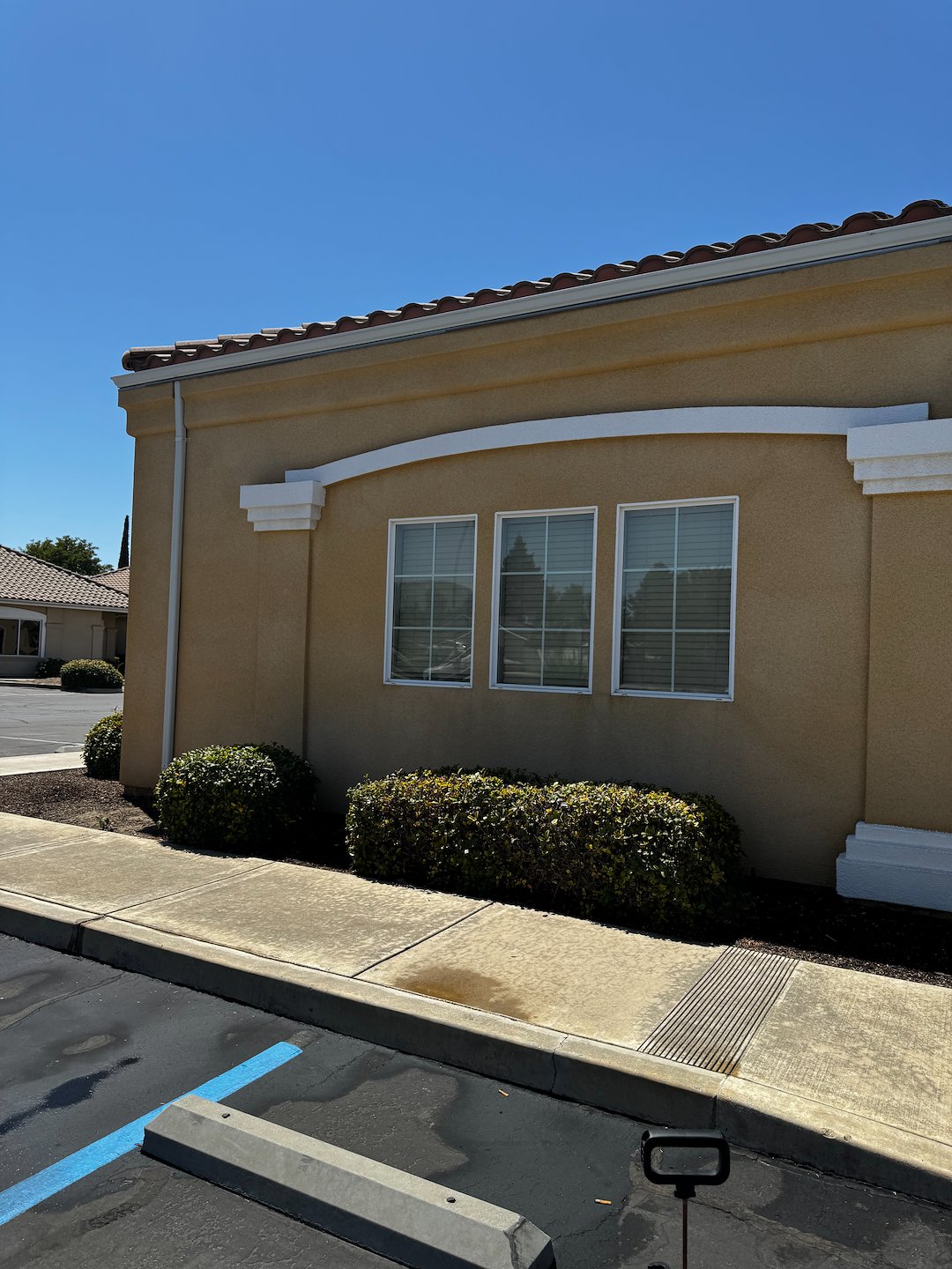 Commercial building pressure washing Tulare ca